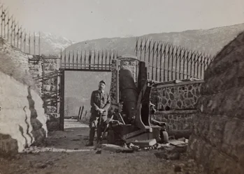 Album "Moje světová válka - vzpomínky na jihozápadní frontu v Korutanech, Itálie, Trentino-Alto Adige) 31.3.1915-12.11. 1918 - Vídeň Josefa Zohleho ": voják uvnitř pevnosti (