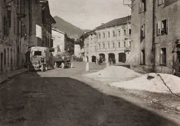 Album "Moje světová válka - vzpomínky na jihozápadní frontu v Korutanech, Itálie, Trentino-Alto Adige) 31.3.1915-12.11. 1918 - Vídeň Josefa Zohleho ": náměstí Tolmezzo (č/b foto)