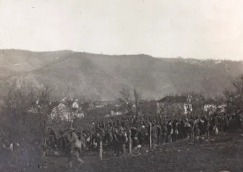 Album "Moje světová válka - vzpomínky na jihozápadní frontu v Korutanech, Itálie, Trentino-Alto Adige) 31.3.1915-12.11. 1918 - Josef Zohles Vídeň ": zajatci (č/b foto)