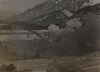 Album "Moje světová válka - vzpomínky na jihozápadní frontu v Korutanech, Itálie, Trentino-Alto Adige) 31.3.1915-12.11. 1918 - Vídeň Josefa Zohleho ": bombardování (čb foto)