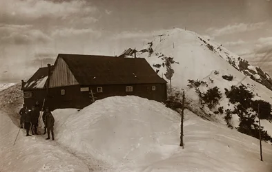 Album "Moje světová válka - vzpomínky na jihozápadní frontu v Korutanech, Itálie, Trentino-Alto Adige) 31.3.1915-12.11. 1918 - Josef Zohles Vídeň ": vojenská kasárna (č/b foto