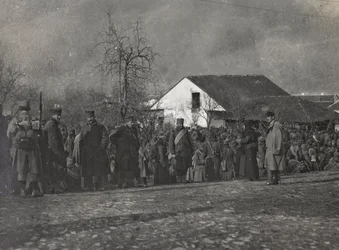 Album "Moje světová válka - vzpomínky na jihozápadní frontu v Korutanech, Itálie, Trentino-Alto Adige) 31.3.1915-12.11. 1918 - Josef Zohles Vídeň ": zajatci (č/b foto)