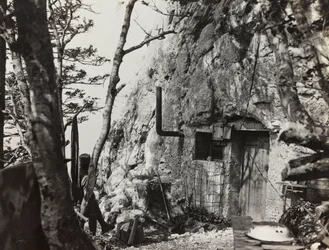 Album "Moje světová válka - vzpomínky na jihozápadní frontu v Korutanech, Itálie, Trentino-Alto Adige) 31.3.1915-12.11. 1918 - Josef Zohles Vídeň ": útočiště války (č/b foto)