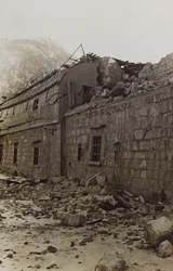 Album "Meine weltkriegs - Erinnerungen Jihozápadní fronta (Korutany, Itálie, Jižní Tyrolsko) (Moje světová válka - vzpomínky na jihozápadní frontu v Korutanech, Itálie, Trentino-Alto Adige) 31/03/1915-12/11/ 1918 - Josef Zohles Wien ": trosky továrny (č/b 