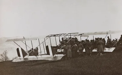 Album "Moje světová válka - vzpomínky na jihozápadní frontu v Korutanech, Itálie, Trentino-Alto Adige) 31/03/1915-12/11/ 1918 - Josef Zohles Wien ": Rakouští vojáci a letadlo