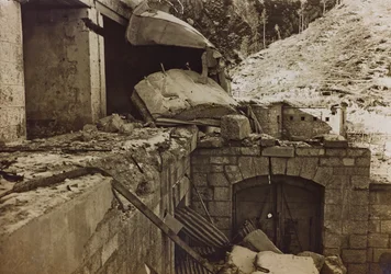 Album "Meine weltkriegs - Erinnerungen Jihozápadní fronta (Korutany, Itálie, Jižní Tyrolsko) (Moje světová válka - vzpomínky na jihozápadní frontu v Korutanech, Itálie, Trentino-Alto Adige) 31/03/1915-12/11/ 1918 - Josef Zohles Wien ": trosky továrny (č/b 