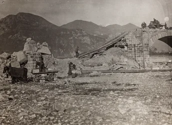 Album "Meine weltkriegs - Erinnerungen Jihozápadní fronta (Korutany, Itálie, Jižní Tyrolsko) (Moje světová válka - vzpomínky na jihozápadní frontu v Korutanech, Itálie, Trentino-Alto Adige) 31/03/1915-12/11/ 1918 - Josef Zohles Wien ": trosky mostu přes