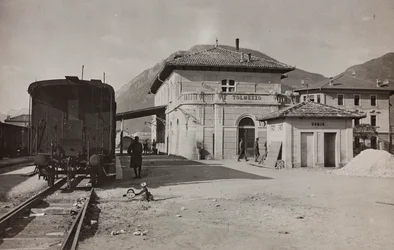 Album "Moje světová válka - vzpomínky na jihozápadní frontu v Korutanech, Itálie, Trentino-Alto Adige) 31.3.1915-12.11. 1918 - Josef Zohles Wien ": stanice Tolmezzo (č/b ph