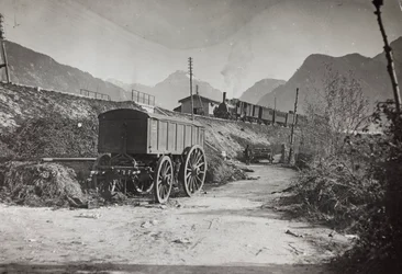 Album "Moje světová válka - vzpomínky na jihozápadní frontu v Korutanech, Itálie, Trentino-Alto Adige) 31.3.1915-12.11. 1918 - Josef Zohles Wien ": železnice Tolmezzo (č/b foto