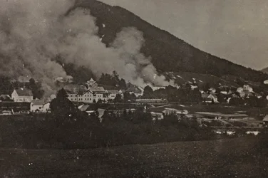 Album "Moje světová válka - vzpomínky na jihozápadní frontu v Korutanech, Itálie, Trentino-Alto Adige) 31.3.1915-12.11. 1918 - Josef Zohles Vídeň ": bombardování v Tarvisiu (čb p