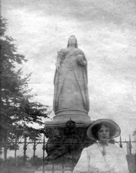 Socha královny Viktorie, College Green, Bristol, 20. století