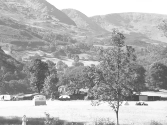 Karavany zaparkované na úpatí údolí, Rydal