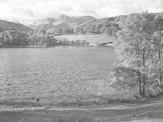 Pohled na Loughrigg Tarn, v pozadí útesy