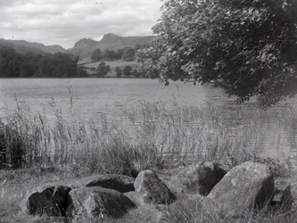 Pohled na Loughrigg Tarn, v popředí jsou kameny zasazené do země.