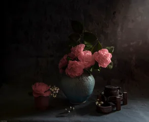 Květinová kompozice „Moody Camellia“