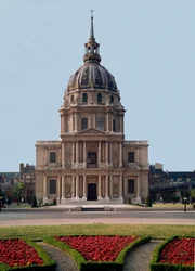 Jižní pohled na Dóm Hotel des Invalides realizovaný Julesem Hardouinem Mansartem (1646-1708) podle projektu liberála Bruanda. 1679-1708 Paříž - Dóm hotelu des Invalides, postavený v letech 1679-1708 Hardouinem Julesem Mansartem (1646-1708). Paříž, Francie