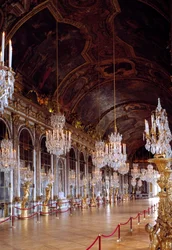 Pohled na Galerii des Glaces ve Versailles obnovena, byla postavena v roce 1678 Jules-Hardouin Mansart. Zámek Versailles.