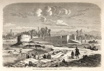 Most Allah Verdi Kahn, vzniklý kolem roku 1608, v Isfahánu (nebo Isfahánu) (Írán), je jednak přechodem k překonání řeky Zend e Roud, ale také přehradou k regulaci toku řeky, s Talarem, popř. kiosek zrcadel, kde mohl perský vládce ob