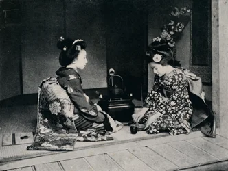 Ceremoniální čaj podávaný krásnými japonskými rukama, c1900, 1921.