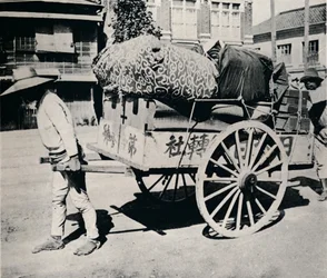 Japonci nejsou otroky majetku. Většina se může stěhovat ručním vozíkem, c1900, 1921.