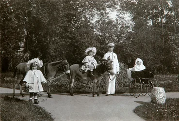 Velké vévodkyně Olga, Tatiana a Maria z Ruska, Carskoje Selo, Rusko, c1899-c1900