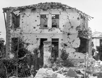Bombardování Sermida. Snímek domu