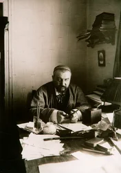 Alexander Kuprin, ruský autor, u svého stolu, Gatchina, Rusko, počátek 20. století.