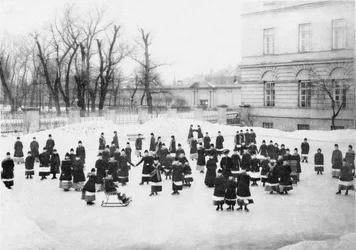 Žáci Smolného ústavu pro šlechtické panny na Zimní vycházce, c. 1913