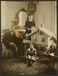 Alexander Kuprin [slavný ruský spisovatel] s rodinou