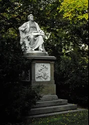 Památník na poctu rakouskému skladateli Franzi Peteru Schubertovi (1797-1828). Socha Karla Kundmanna (1838-1919) 1872. Vídeň, Stadtpark, Rakousko