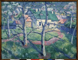 Kvetoucí jabloně. Venkovská krajina v létě, pár domů, cesta, stromy. Obraz Kazimira Severinoviče Maleviče (Malevich, Malevic) (1878-1935), olej na plátně