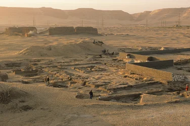 Abydos, přehled obřadní ohrady faraona Aha z 1. dynastie, asi 2950 př. n. l.,..., 2005 (foto)