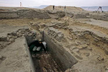 Archeologové vykopali ostatky ženy pohřbené v dřevěné rakvi vedle..., 2005 (foto)