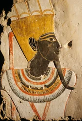 Deir el Bahri; vápencový reliéf; namalovaný bůh Amun-Min,
