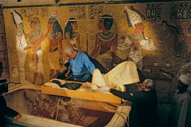 Dr. Zahi Hawass a celý egyptský výzkumný tým vynášejí mumii krále Tuta z jeho hrobky..., 2005 (foto)