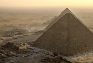 Stará egyptská říše; scenérie pyramid v Gíze; Gíza; Egypt; letecká scenérie