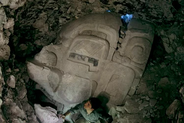 Velká raně předklasická štuková maska,Cival, Holmul, Guatemala, Mayové, Francisco Estradabelli, 2008 (foto)