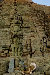 Mayové; Copan; Honduras; Temple 26, Heiroglyphic Staircase, Flints, David Stuart found offering...