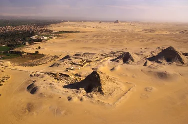 Stará říše; letecký snímek Abúsírských pyramid s pyramidami v Sakkáře v dálce; Egypt