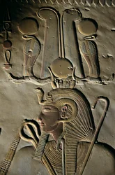 Reliéf z chrámu Setiho I. v Abydosu, Egypt, Abydos; řezba; postava; Seti; bůh; koruna..., 2005 (foto)