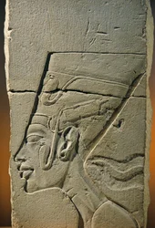 Sochařský model basreliéfu hlavy Nefertiti, Amarna; Aténský chrám; vápenec, 2009 (foto)