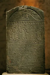 Padisetova stéla, vápenec, pozdní období, Egyptské muzeum, Káhira, 2002 (foto)
