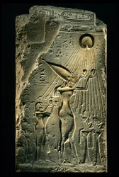 Stéla zobrazuje Achnatona, Nefertiti a dceru s rukama vztaženýma k bohu Atonovi, Amarna, 2009 (fotografie)