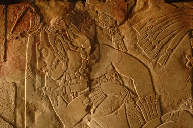 Trůnní lavice Chrámu 19, Palenque, Mexiko, řezba Akhal Mo Nab, 2005 (foto)