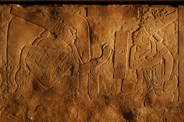 Trůnní lavice Chrámu 19, Palenque, Mexiko, řezba Akhal Mo Nab, 2005 (foto)
