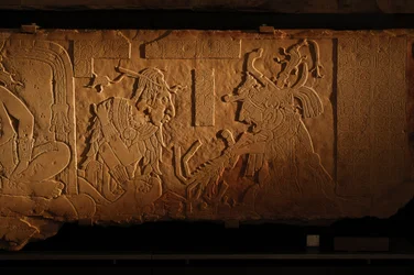 Chrám 21, trůnní lavice, řezba krále Achala Mo Naba, Palenque, Mexiko, 2005 (foto)