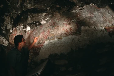 William Saturno kontroluje nástěnnou malbu; San Bartolo; Guatemala; Maya, 2002 (foto)