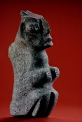 Sedící vytesaná kamenná figurka se stopami barvy, Tenochtitlan, Templo Mayor, Aztékové,..., 2010 (foto)