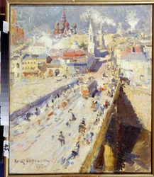 Stará Moskva (Stará Moskva). Pohled na most, který vede do města, s fasádami budov a střechami kostelů, pod oslňujícím sluncem. Obraz Konstantina Alexejeviče Korovina (Constantin Korovin) (1861-1939), olej na plátně