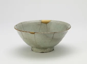 Mísa, počátek 17. století (porcelán s průhlednou, světle modrou glazurou, opravy zlatého laku)